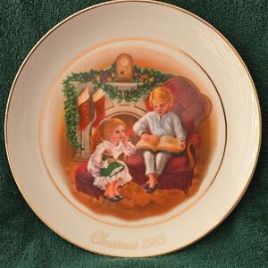 Avon Christmas 1983 Porcelain Collector's Plate with Gold Trim